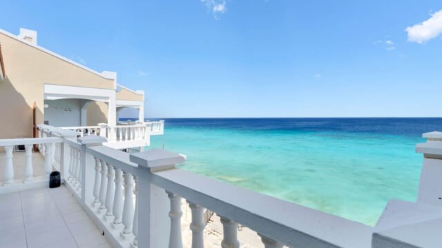 Stun­ning Ocean­front Apart­ment- Belair 80i — Excel­lent Invest­ment