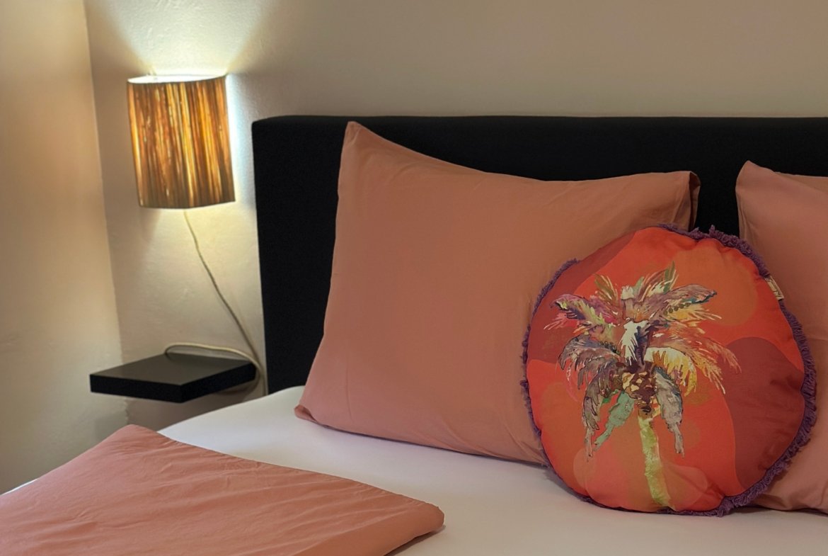 Bedroom (details)